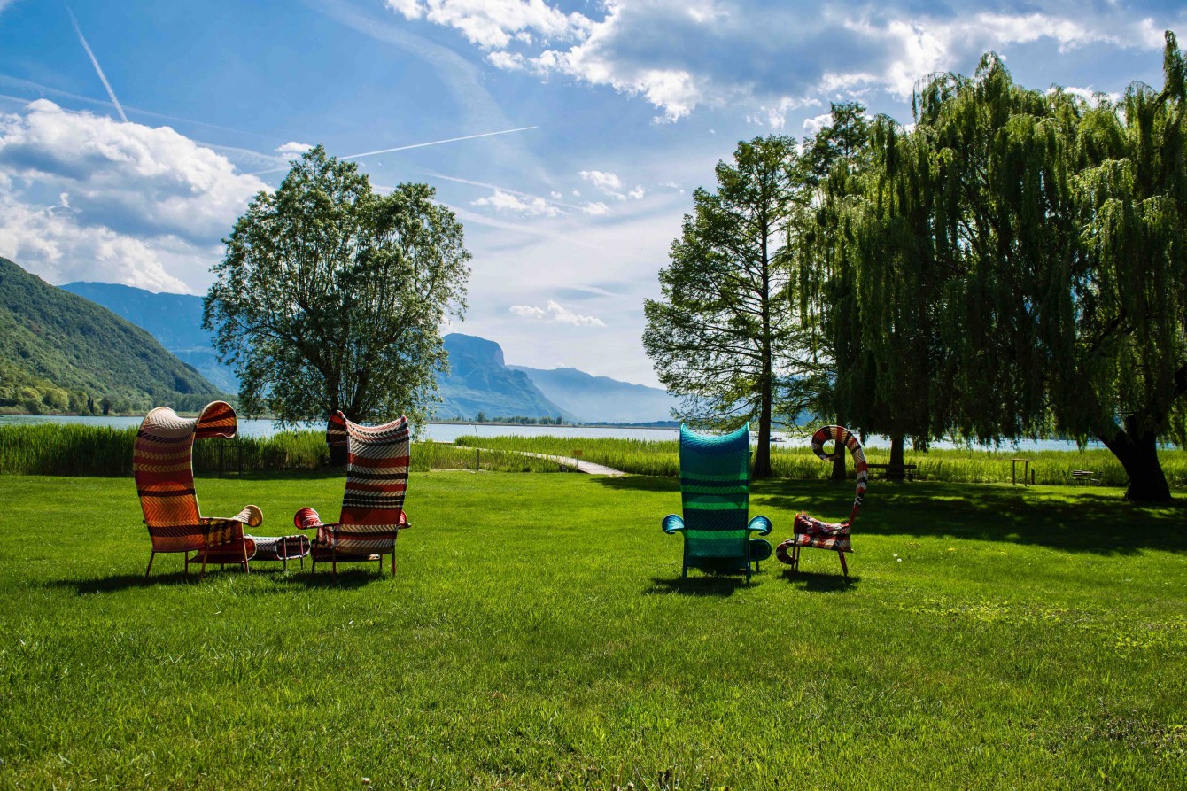 Hotel direkt am Kalterer See, Seehotel Ambach in Südtirol mit direktem Seezugang, Moroso, Parkanlage