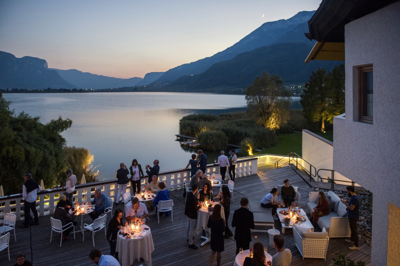Aperitif am Kalterer See im Seehotel Ambach auf Terrasse in Südtirol mit direktem Seezugang