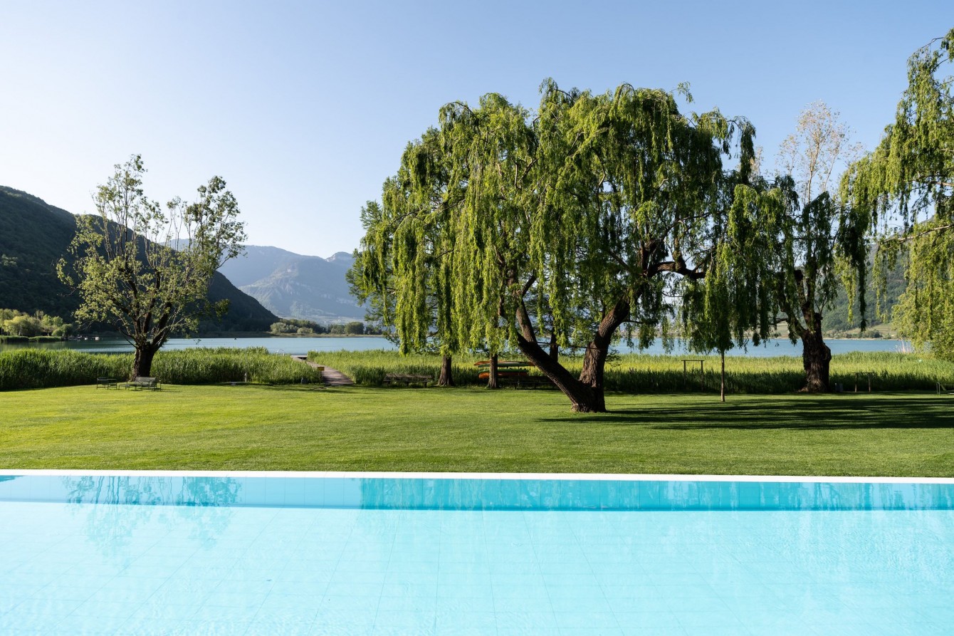 Hotels mit Infinitypool in Südtirol am Kalterer See Seehotel Ambach Badehaus Infintypool Architekt Walter Angonese Hotels in der Natur