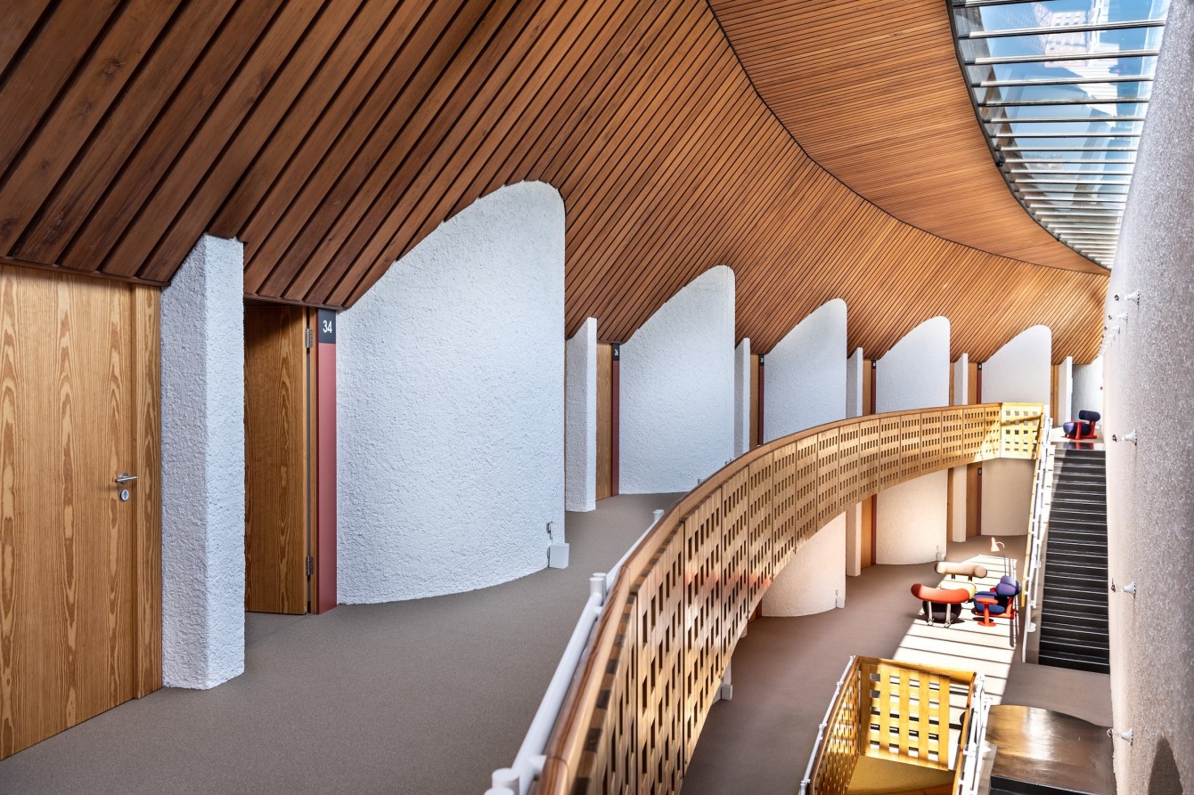 Designhotel in Kaltern mit besonderer Architektur, 70er Jahre Stil, Seehotel Ambach in Südtirol, Treppenhaus