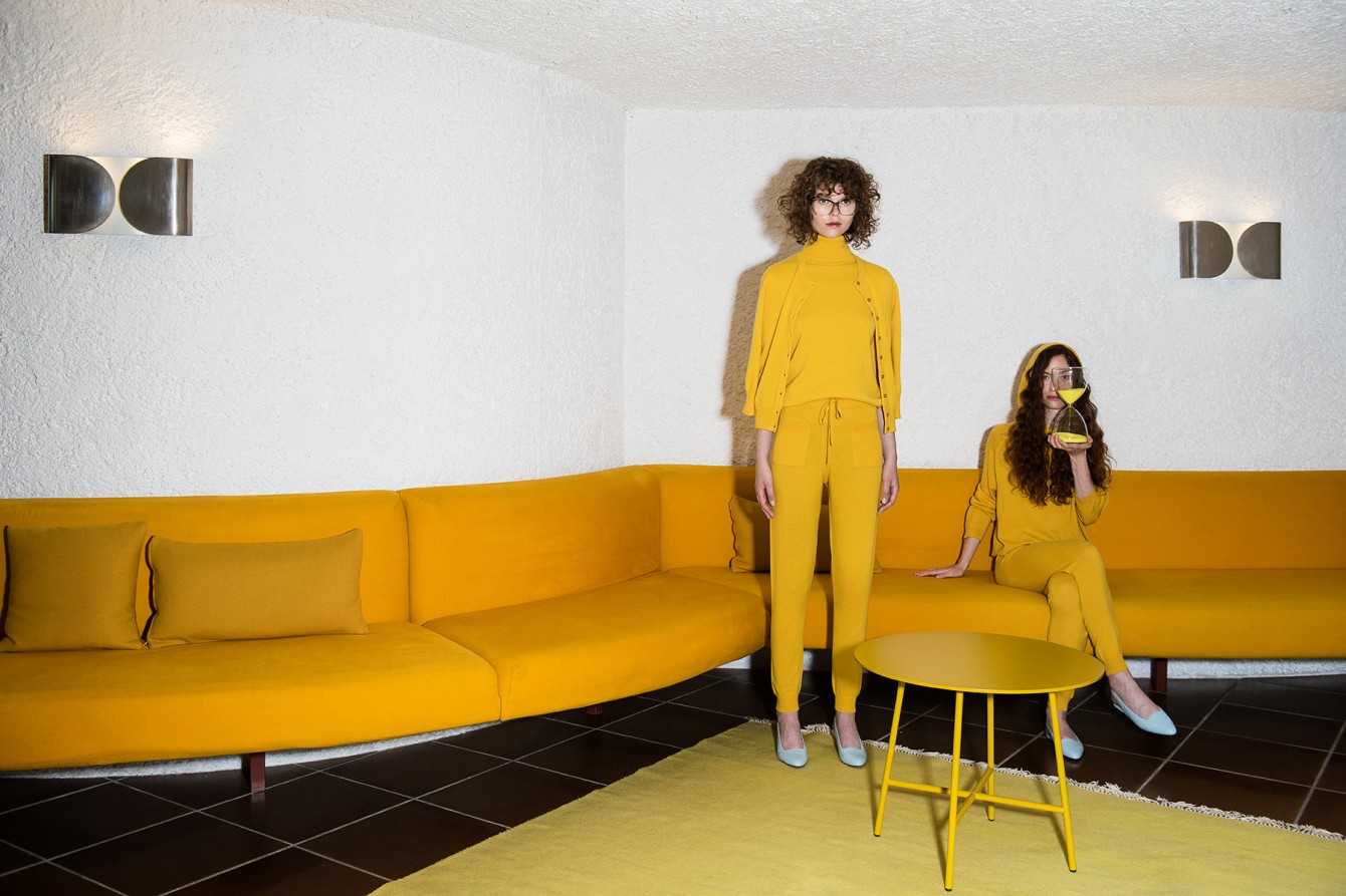 Seehotel Ambach am Kalterer See in Südtirol im 70er Jahre Stil Mode Allude Fotograf Luca Meneghel