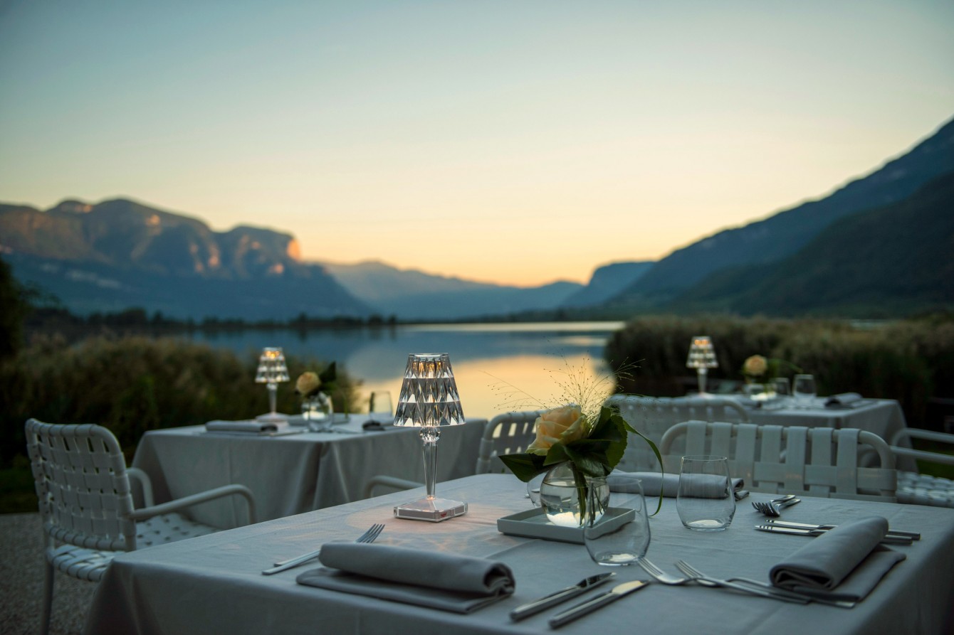 Restaurant direkt am Kalterer See, Terrasse mit Seeblick in Kaltern, Aussicht auf den Kalterer See, Seehotel Ambach, Südtirol